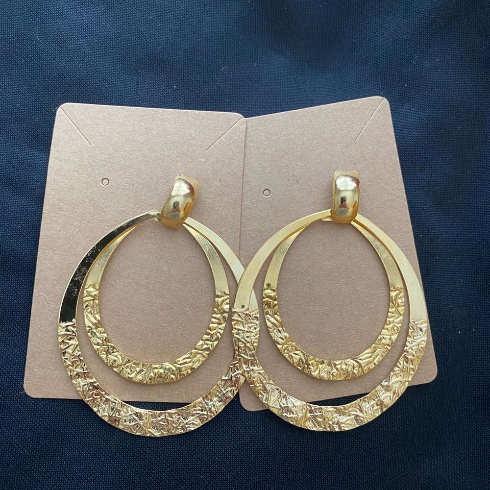 Vintage 80’s Earrings gold tone big dangle fashion earrings